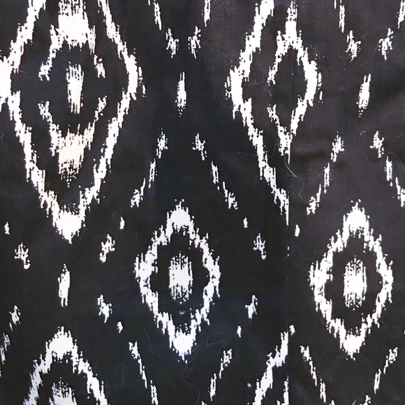 🔥2/$20 Very flattering pencil skirt black/… - Picture 2 of 5